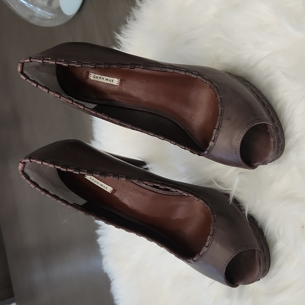 NWOT. Max Studio whipstitch peep toe high heels sz.7